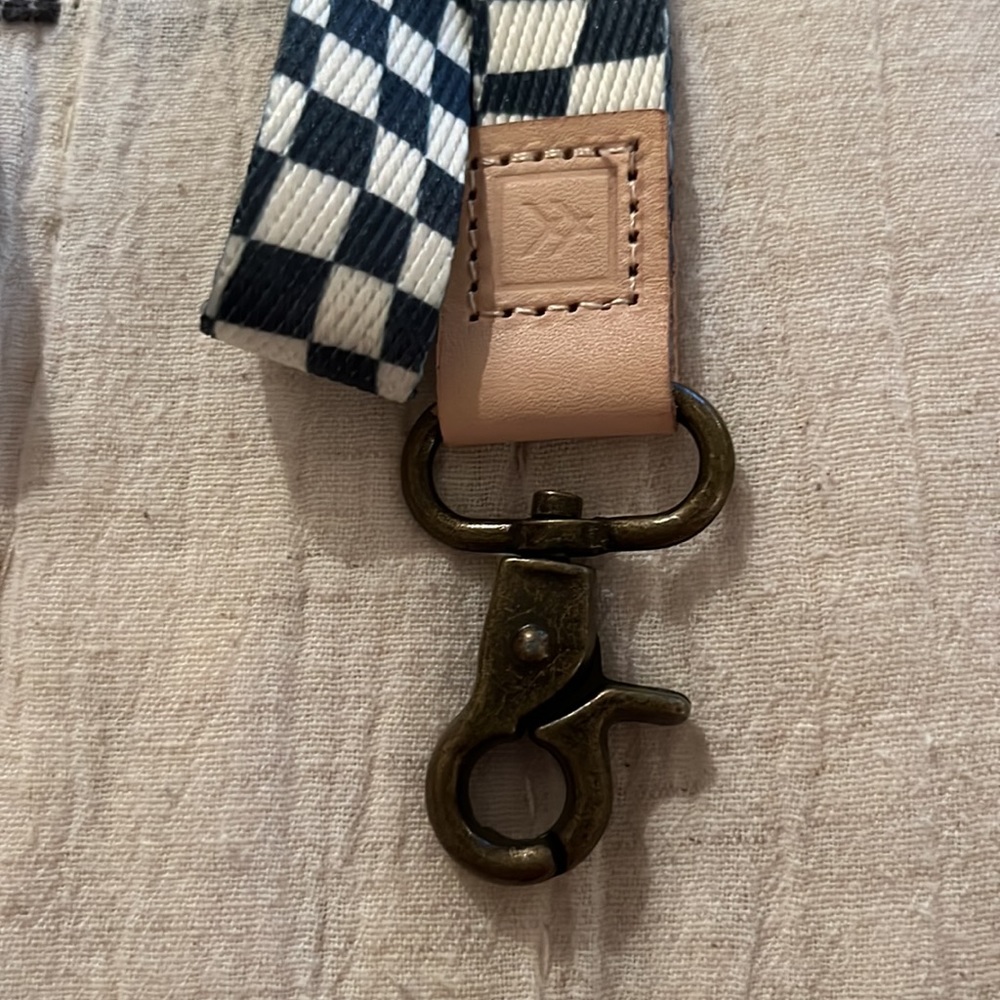 Thread Wavy Checkered Lanyard - Picture 2 of 3